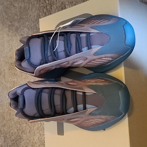 Yeezy 700 - Picture 2 of 3